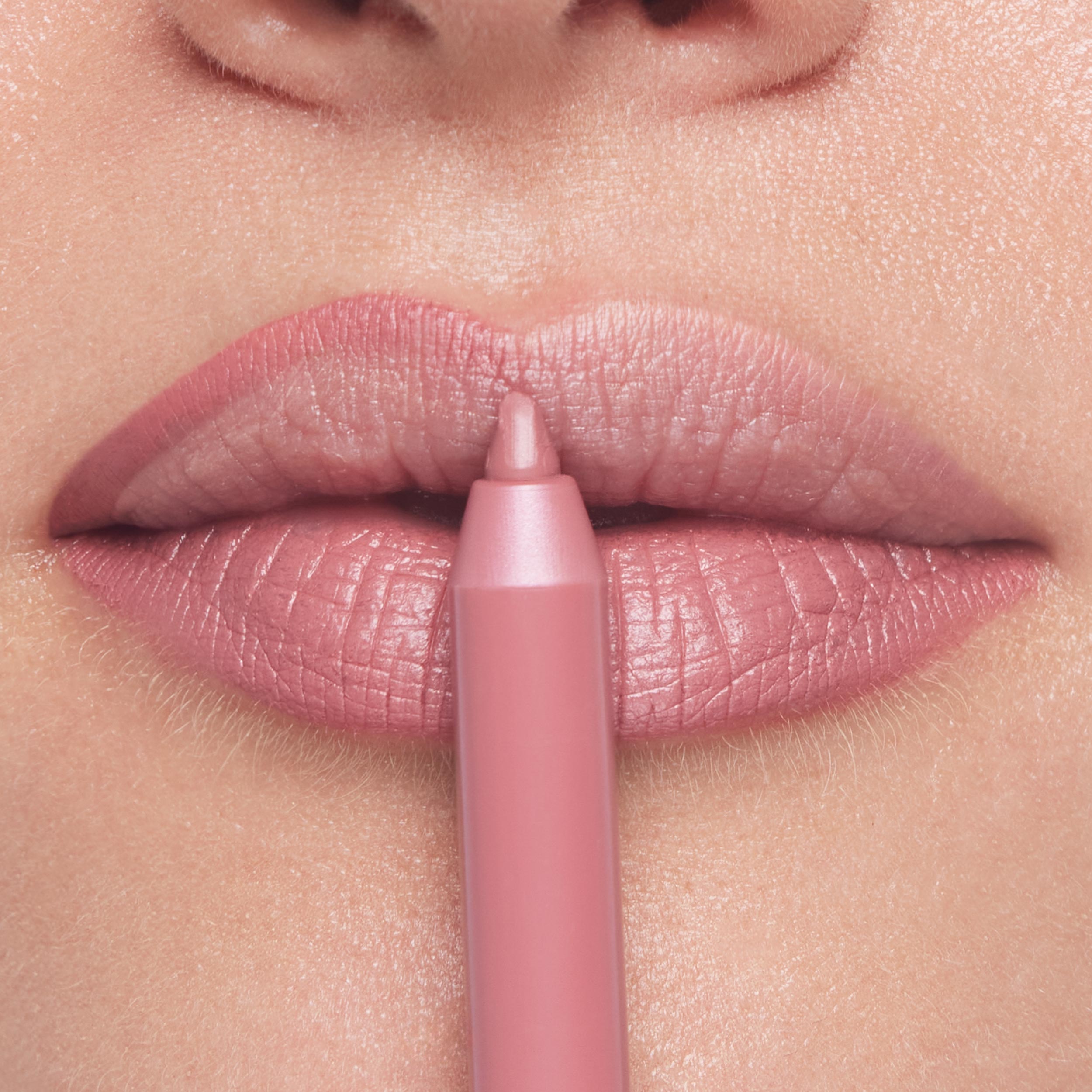 MAXIMIZING PRECISION LIP LINER
